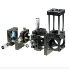 LINOS微台的原始光学机械笼系统，用于精密光学实验的设置