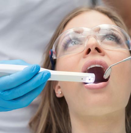 通过光学创新，Excelitas拥有先进的牙科成像和口腔内摄像技术