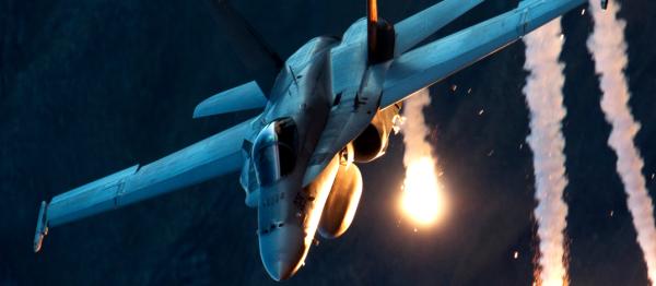 麦道F/A-18大黄蜂setzt Leuchtgeschosse für Raketenabwehr und Ausweichmanöver ein